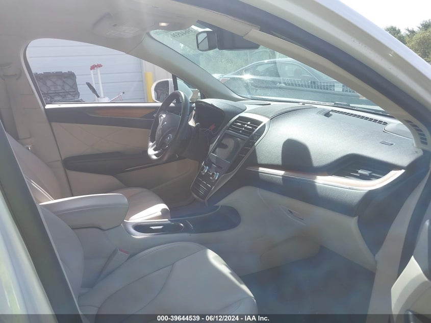 VIN 5LMCJ2C9XJUL32353 2018 LINCOLN MKC SELECT