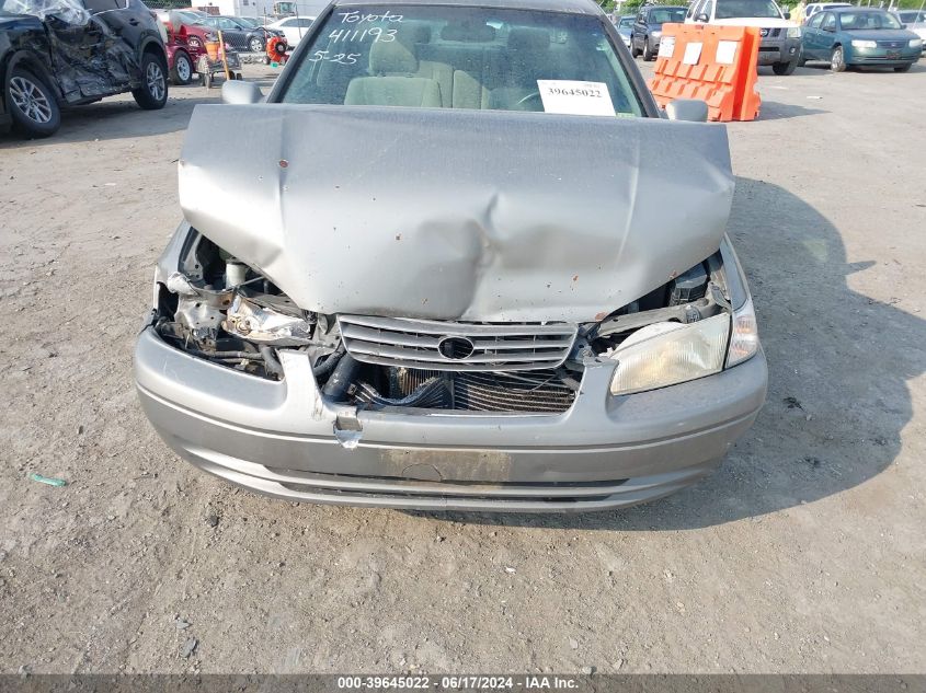 1999 Toyota Camry Le VIN: 4T1BG22K5XU571755 Lot: 39645022