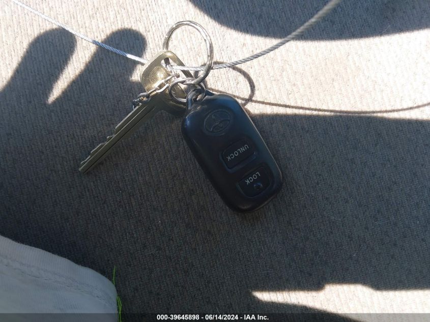 2000 Toyota Camry Le VIN: 4T1BG28K9YU010712 Lot: 39645898