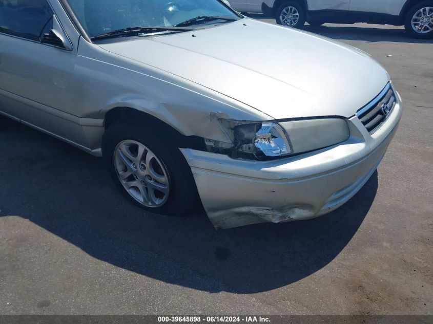 2000 Toyota Camry Le VIN: 4T1BG28K9YU010712 Lot: 39645898