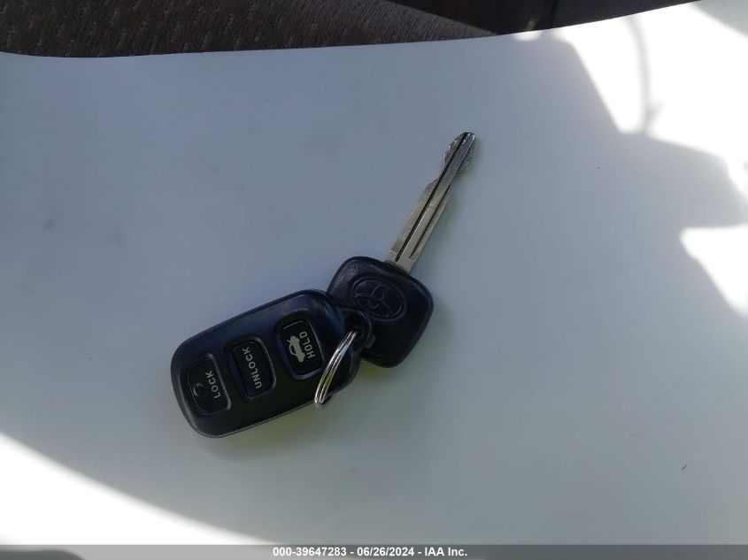 2004 Toyota Camry Le VIN: JTDBE32K240272176 Lot: 39647283