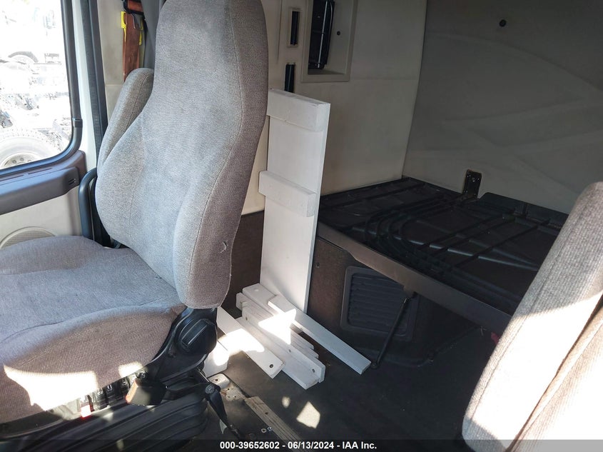 2015 Volvo Vn Vnl VIN: 4V4NC9EH6FN917671 Lot: 39652602