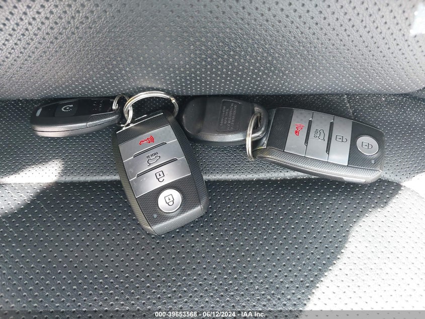 2016 Kia Sorento 3.3L Sx VIN: 5XYPKDA52GG083428 Lot: 39653568