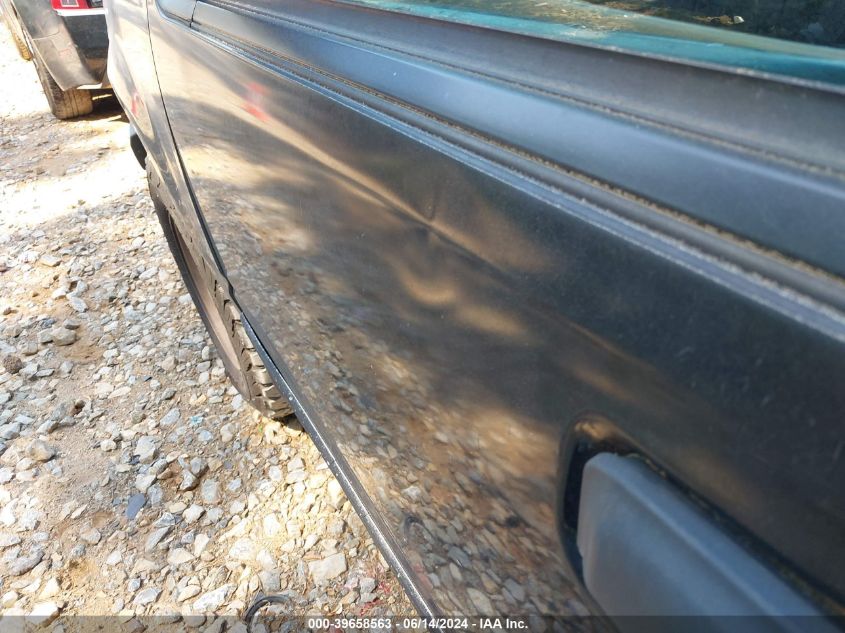 2001 Ford Explorer Xls VIN: 1FMZU62E21ZA29015 Lot: 39658563