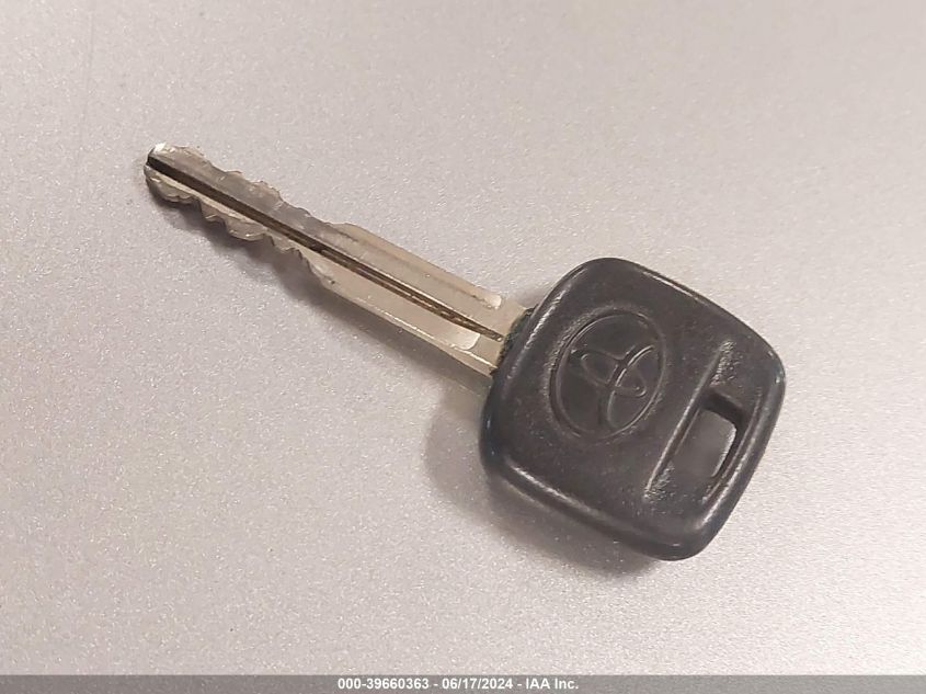 2004 Toyota Camry Le VIN: 4T1BE32K04U853275 Lot: 39660363