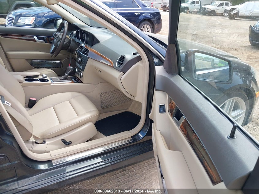 2013 MERCEDES-BENZ C 250 LUXURY/SPORT - WDDGF4HB1DR268797