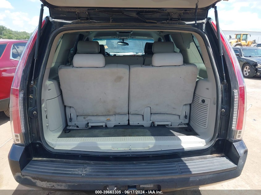 2007 Chevrolet Tahoe Ls VIN: 1GNFC13C57J388500 Lot: 39663305