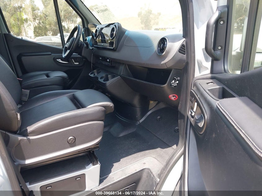 2022 Mercedes-Benz Sprinter 2500 Standard Roof V6 VIN: W1W4EBHY7NT083588 Lot: 39668134