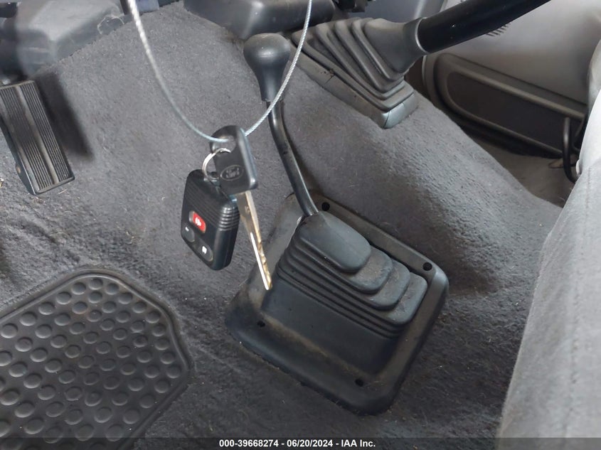 1999 Ford F-250 Lariat/Xl/Xlt VIN: 1FTNX21F9XEE44345 Lot: 39668274