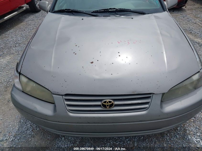 1999 Toyota Camry Le VIN: 4T1BG28K8XU914484 Lot: 39670849