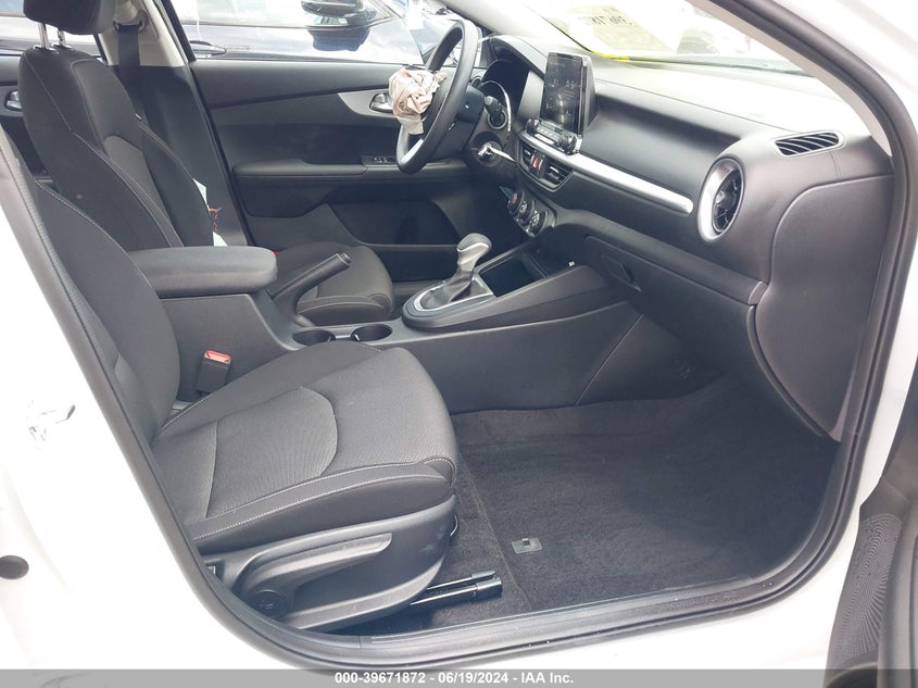 VIN 3KPF24AD8RE753020 2024 KIA FORTE LX