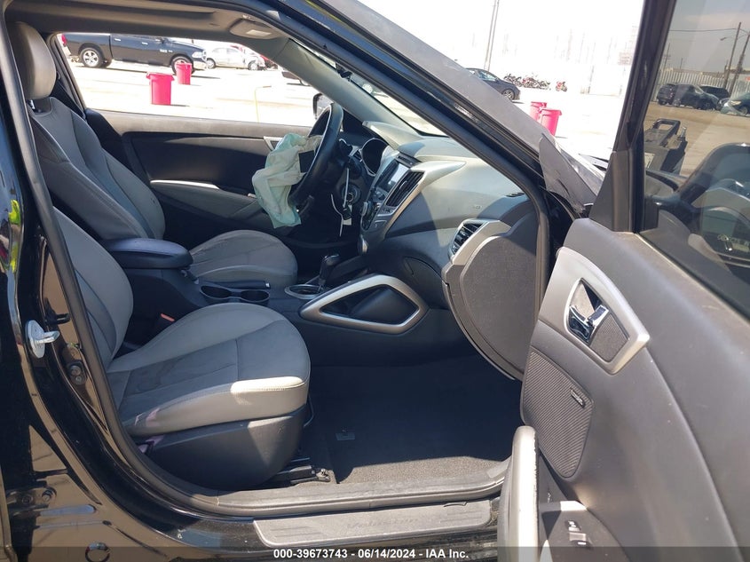 2013 Hyundai Veloster Base W/Gray VIN: KMHTC6AD7DU166423 Lot: 39673743