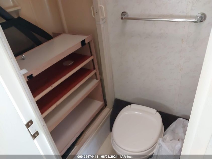 1998 Ford Econoline E350 Cutaway Van VIN: 1FDWE30S8WHB23341 Lot: 39674411