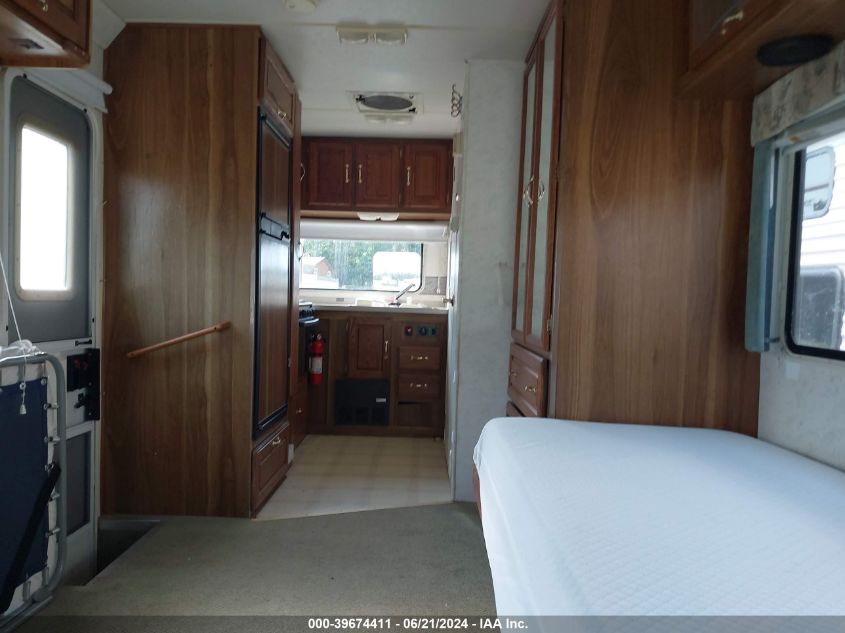 1998 Ford Econoline E350 Cutaway Van VIN: 1FDWE30S8WHB23341 Lot: 39674411