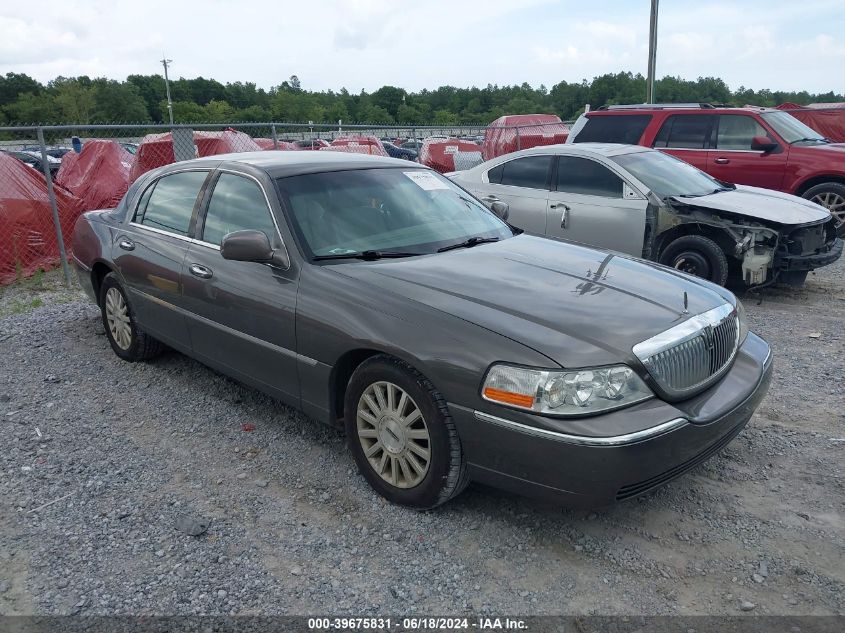 2004 Lincoln Town Car Signature VIN: 1LNHM81W44Y653698 Lot: 39675831