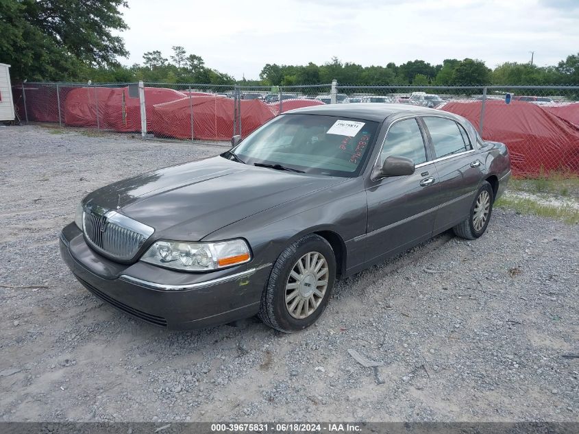 2004 Lincoln Town Car Signature VIN: 1LNHM81W44Y653698 Lot: 39675831