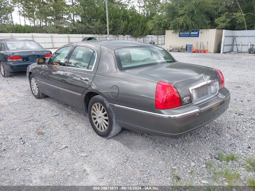 2004 Lincoln Town Car Signature VIN: 1LNHM81W44Y653698 Lot: 39675831