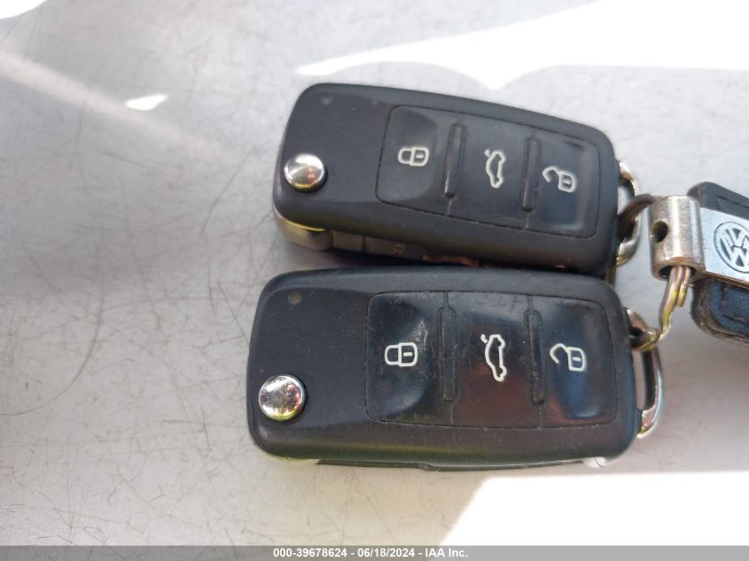 2013 Volkswagen Beetle 2.5L Fender Edition VIN: 3VWJP7AT2DM660901 Lot: 39678624