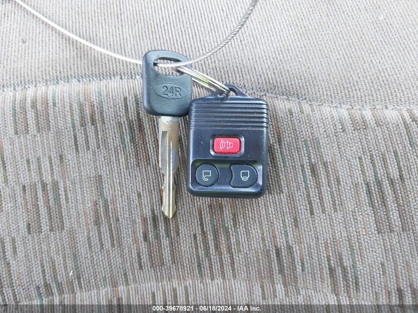 2000 Ford F-250 Lariat/Xl/Xlt VIN: 1FTNW21F1YEA20467 Lot: 39678921