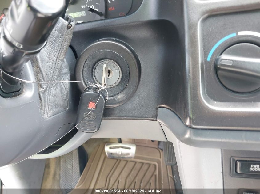 2000 Toyota Sienna Le VIN: 4T3ZF13C9YU238860 Lot: 39681554