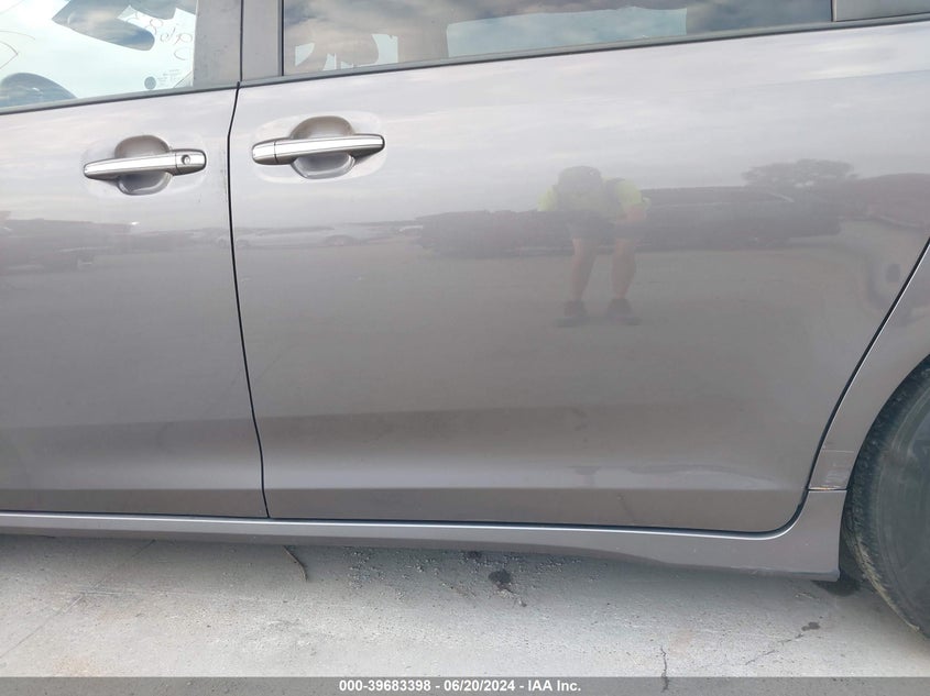 2019 Toyota Sienna Xle 8 Passenger VIN: 5TDYZ3DC2KS995993 Lot: 39683398