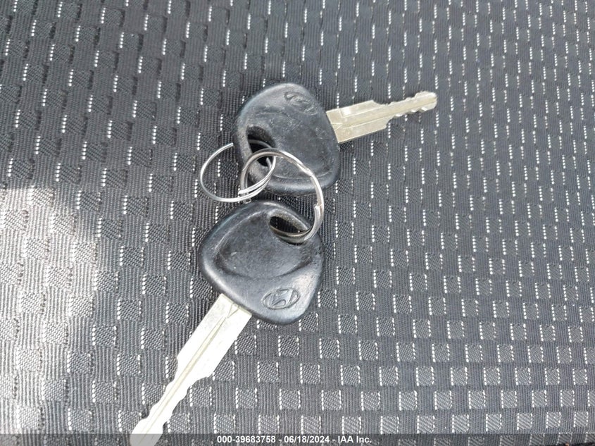 2008 Hyundai Accent Gs VIN: KMHCM36C78U075413 Lot: 39683758