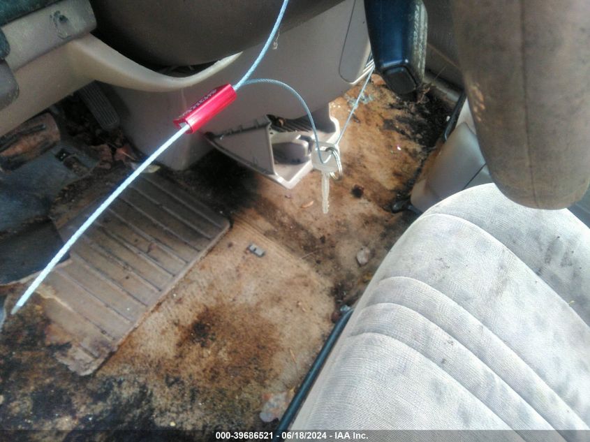 1999 Toyota Sienna Le VIN: 4T3ZF13C6XU100210 Lot: 39686521