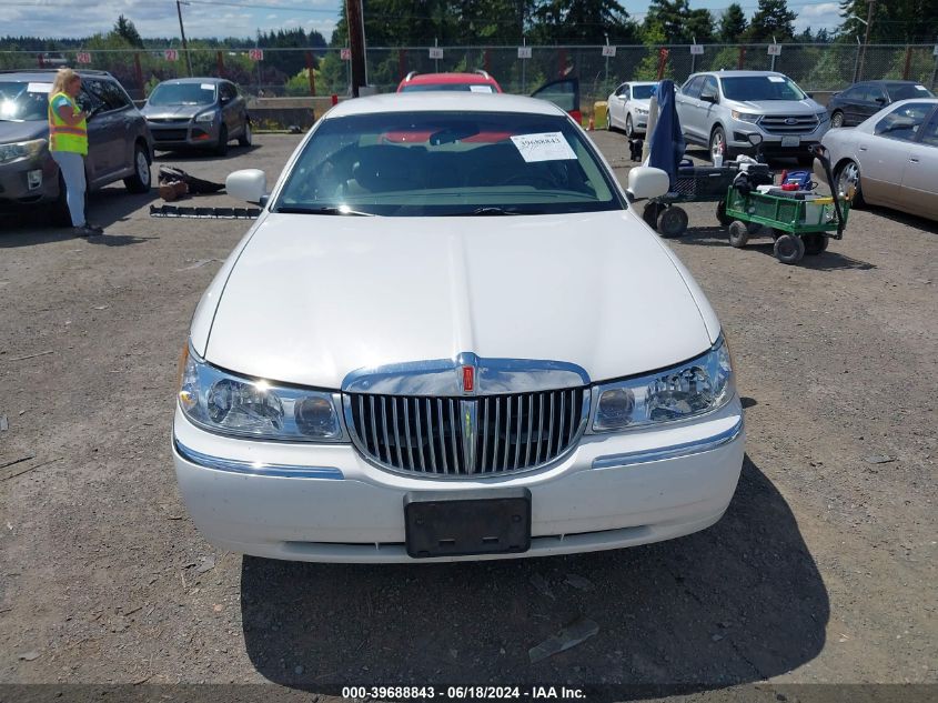 1999 Lincoln Town Car Executive VIN: 1LNHM81W2XY696196 Lot: 39688843