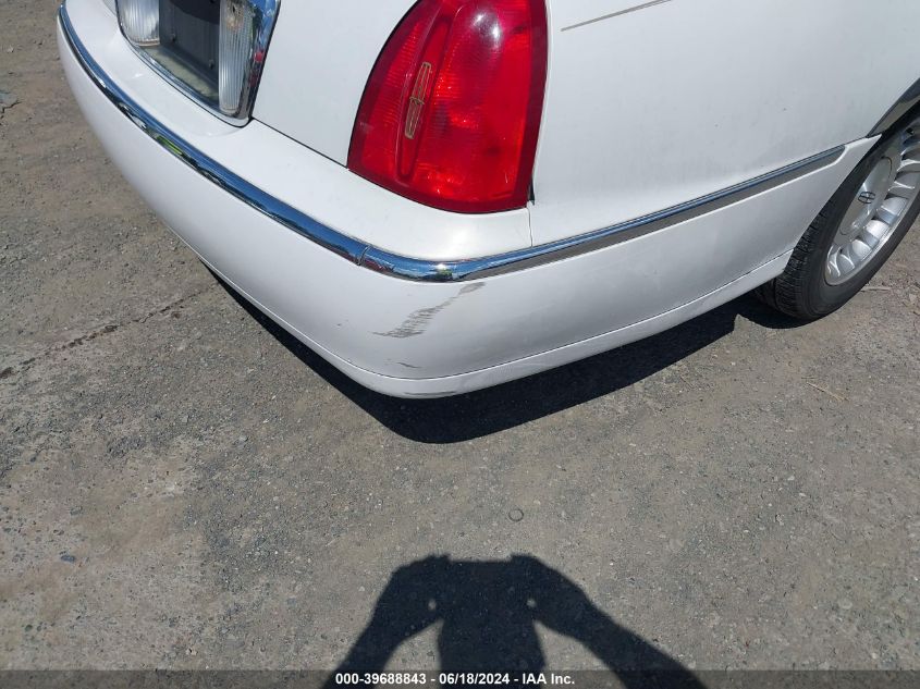 1999 Lincoln Town Car Executive VIN: 1LNHM81W2XY696196 Lot: 39688843