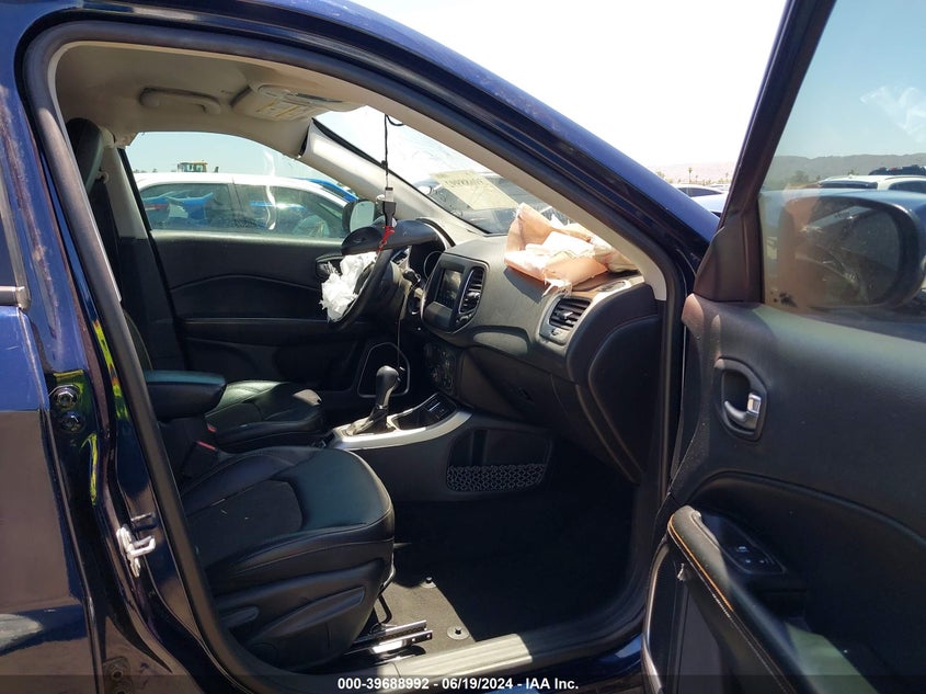 VIN 3C4NJCBB5JT376779 2018 JEEP COMPASS LATITUDE