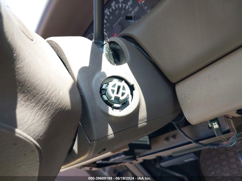 1999 Ford F250 Super Duty VIN: 1FTNX20S0XEB86439 Lot: 39689189