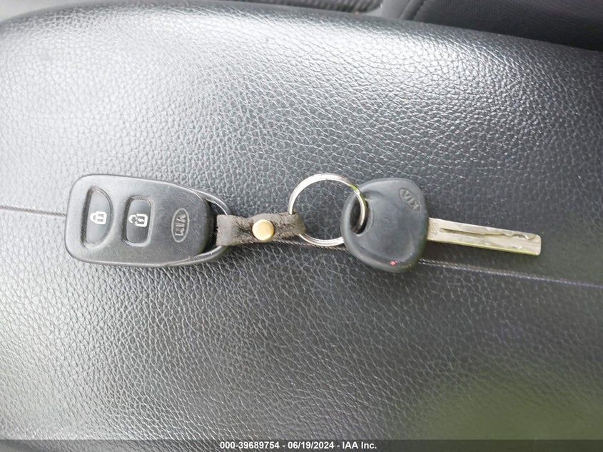 2011 Kia Sorento Lx VIN: 5XYKT3A12BG147734 Lot: 39689754