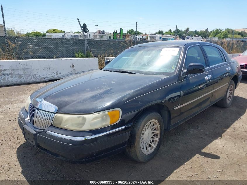 1999 Lincoln Town Car Signature VIN: 1LNHM82W8XY663136 Lot: 39689993