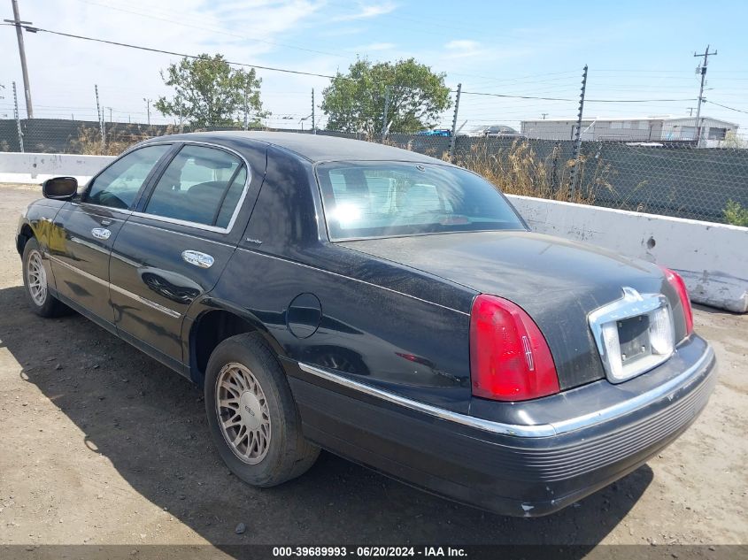 1999 Lincoln Town Car Signature VIN: 1LNHM82W8XY663136 Lot: 39689993