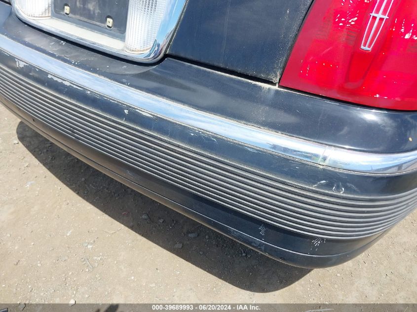 1999 Lincoln Town Car Signature VIN: 1LNHM82W8XY663136 Lot: 39689993