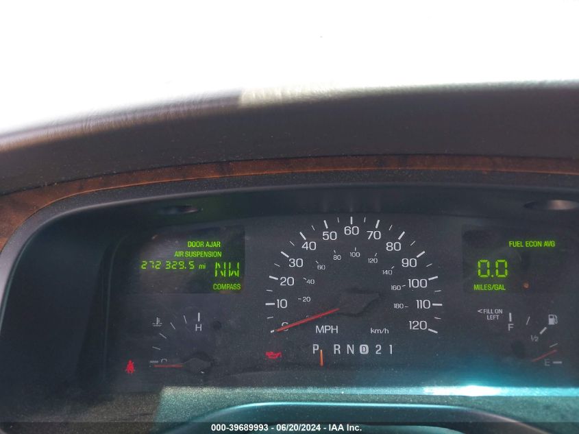 1999 Lincoln Town Car Signature VIN: 1LNHM82W8XY663136 Lot: 39689993