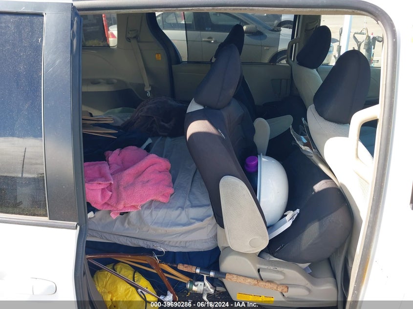 2011 Toyota Sienna Le V6/Le V6 Auto Access Seat VIN: 5TDKK3DC6BS056386 Lot: 39690286