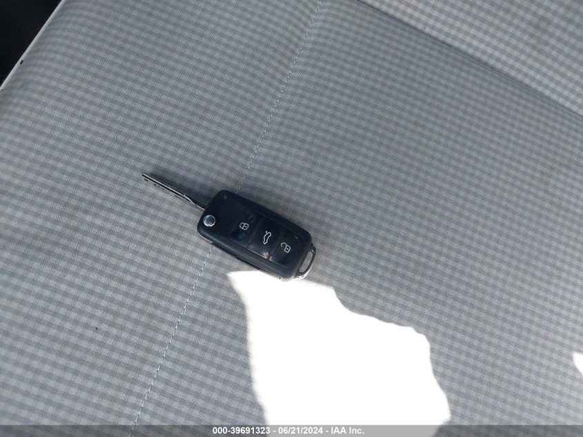 2015 VOLKSWAGEN BEETLE 1.8T CLASSIC - 3VWF17AT6FM655324