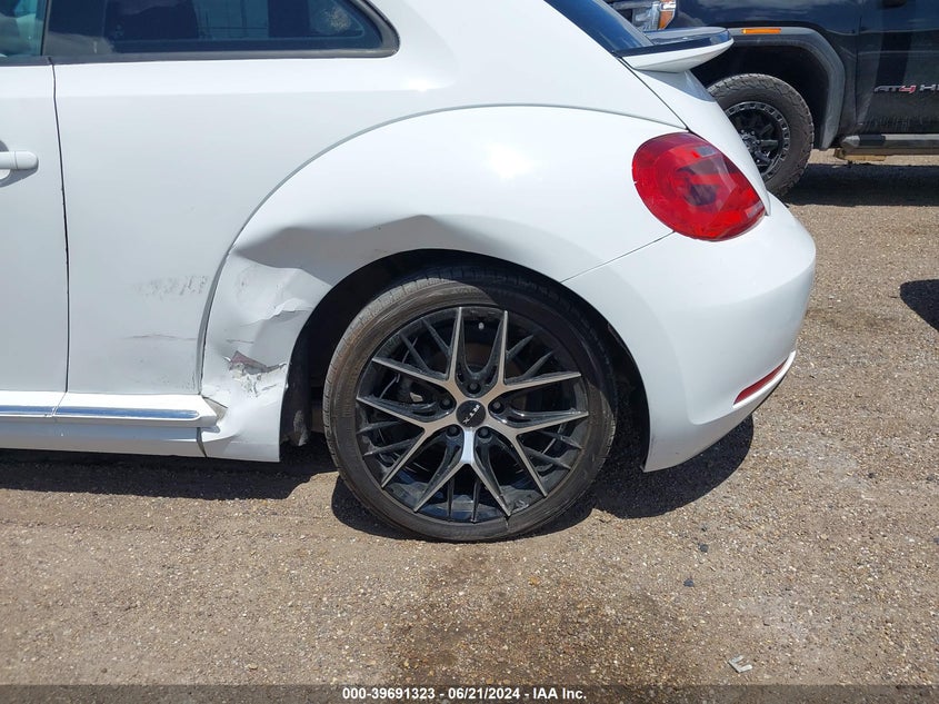 2015 VOLKSWAGEN BEETLE 1.8T CLASSIC - 3VWF17AT6FM655324