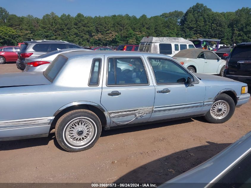 1992 Lincoln Town Car Executive VIN: 1LNLM81W7NY686755 Lot: 39691573