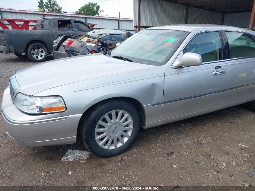 2005 Lincoln Town Car Signature VIN: 1LNHM81W45Y622002 Lot: 39692478