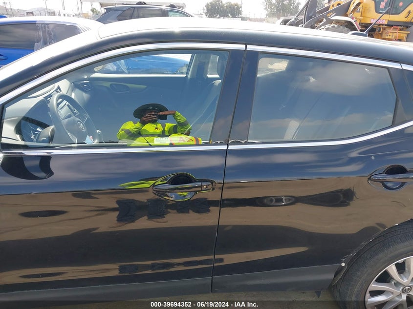 VIN JN1BJ1AV7MW320735 2021 NISSAN ROGUE SPORT S FWD XTRONIC CVT