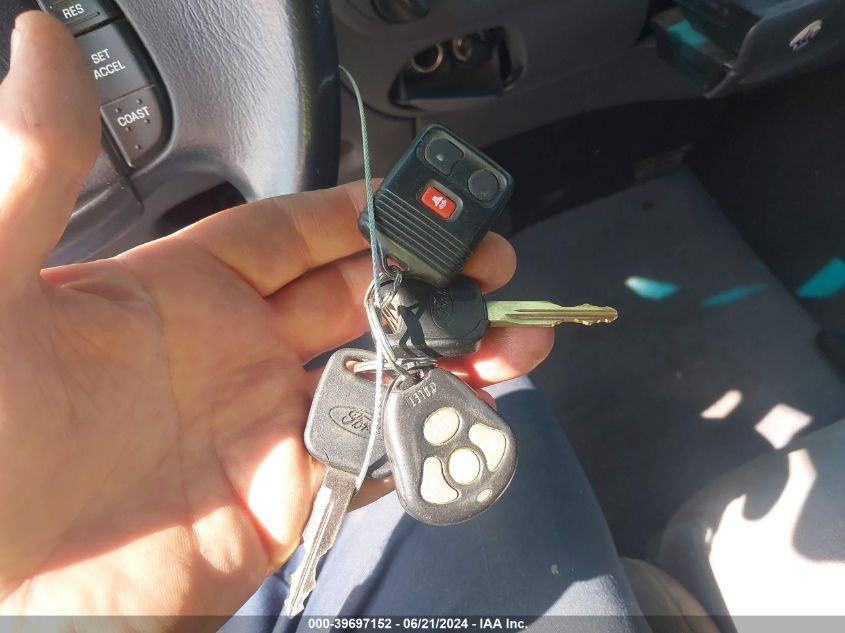 1999 Ford F150 VIN: 1FTRX18L7XKC17454 Lot: 39697152