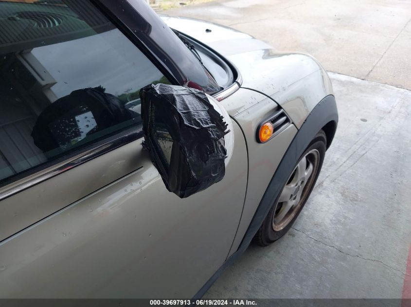 2011 Mini Cooper VIN: WMWSU3C51BTX95662 Lot: 39697913