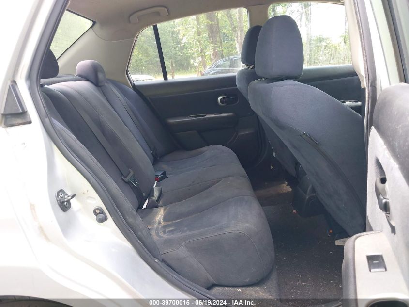 2009 Nissan Versa 1.8S VIN: 3N1BC11E29L438425 Lot: 39700015