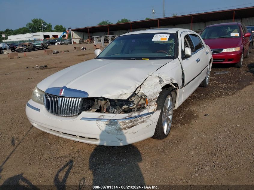 1998 Lincoln Town Car Signature VIN: 1LNFM82W6WY619058 Lot: 39701314