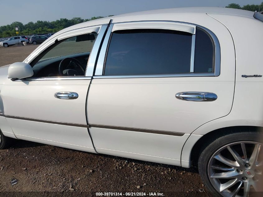 1998 Lincoln Town Car Signature VIN: 1LNFM82W6WY619058 Lot: 39701314