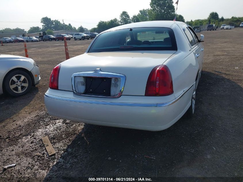 1998 Lincoln Town Car Signature VIN: 1LNFM82W6WY619058 Lot: 39701314