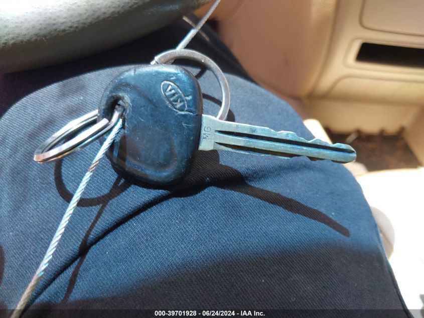 2008 Kia Optima Lx VIN: KNAGE123085235295 Lot: 39701928