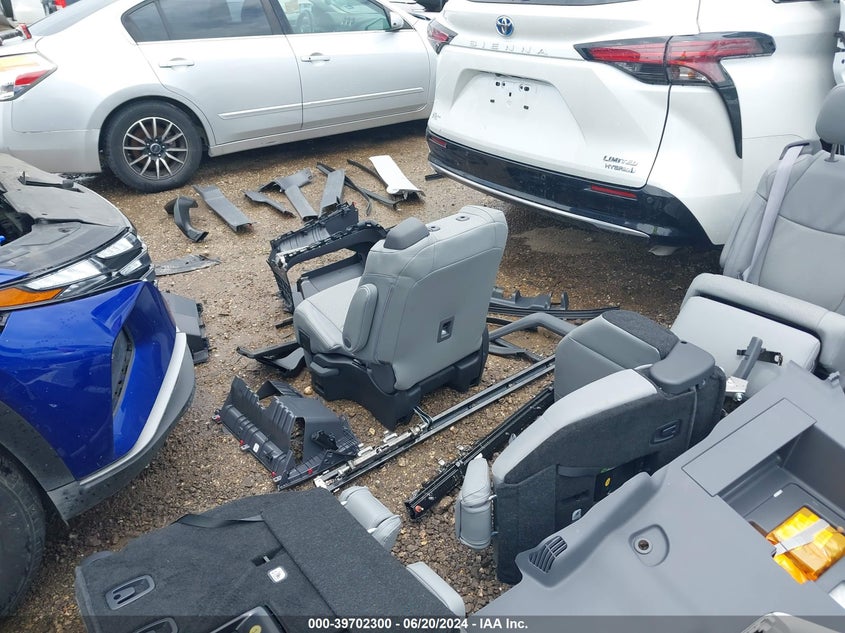 2024 TOYOTA SIENNA LIMITED/PLATINUM - 5TDZRKEC5RS189444